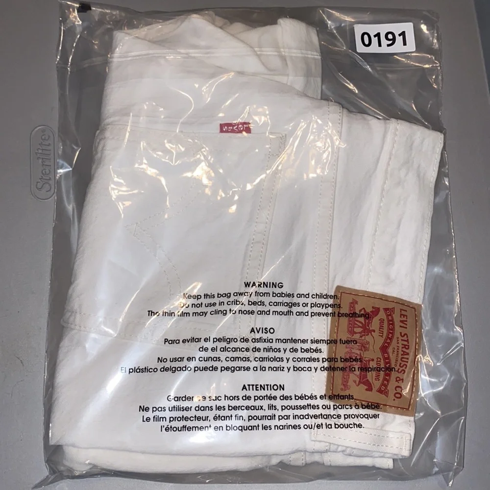 Levis levi’s white